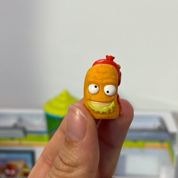 The Grossery Gang Muck Chuck Garbage Truck + Yucky Mart W Checkout Playset - Picture 5 of 15